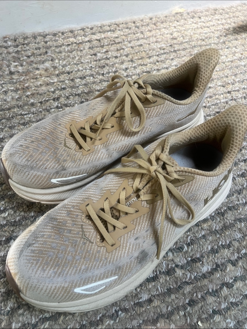 Hoka Clifton 9 Men’s size 9 tan